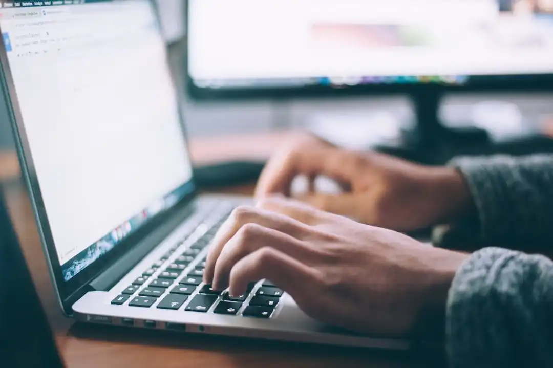 disadvantages of affiliate marketing 11 Photo Laptop, money