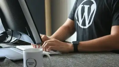 can you make $100 a day with affiliate marketing? 9 person in black and white t-shirt using computer
